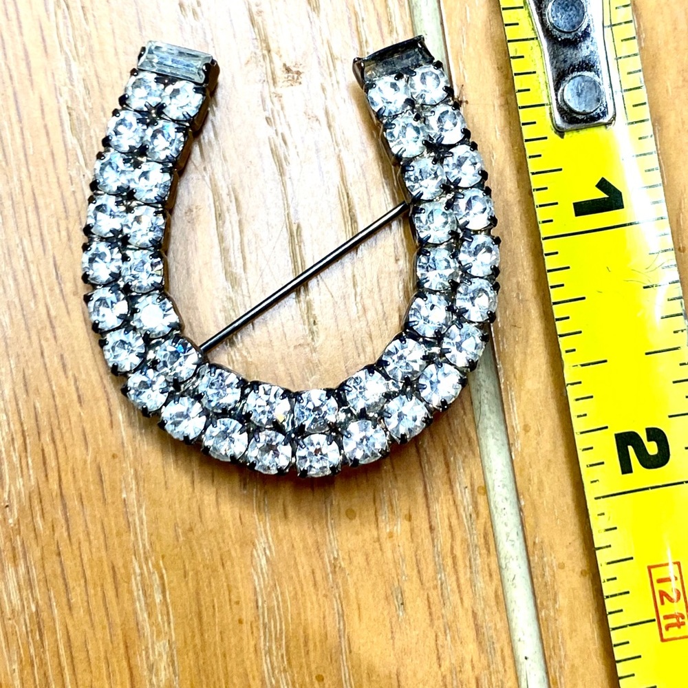 Vintage Rhinestone Horseshoe Brooch 🐴 💎 - Picture 4 of 9
